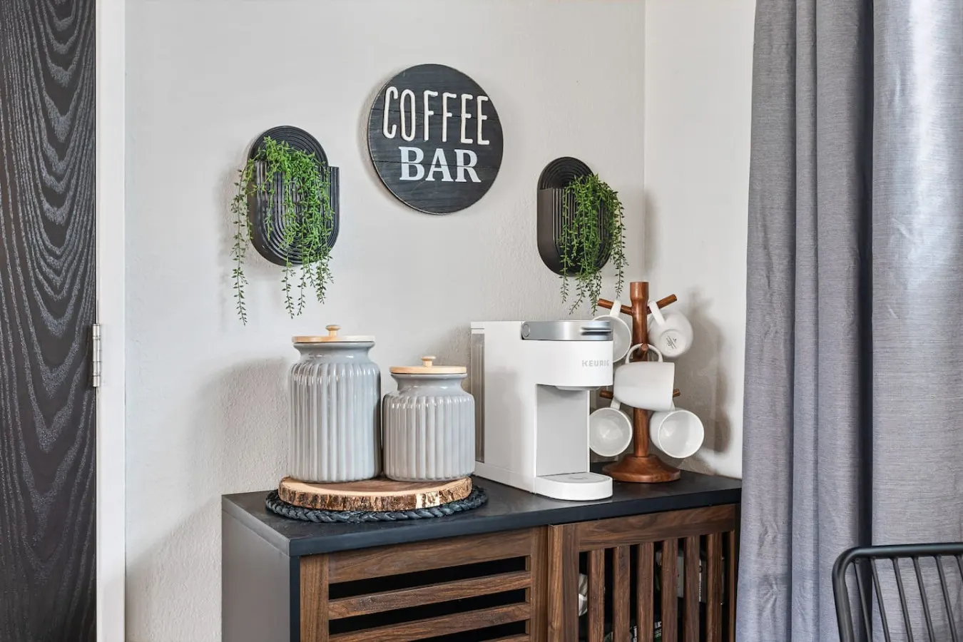 Bruno's Chic Bungalow: Walk 2 Village & Lake 7