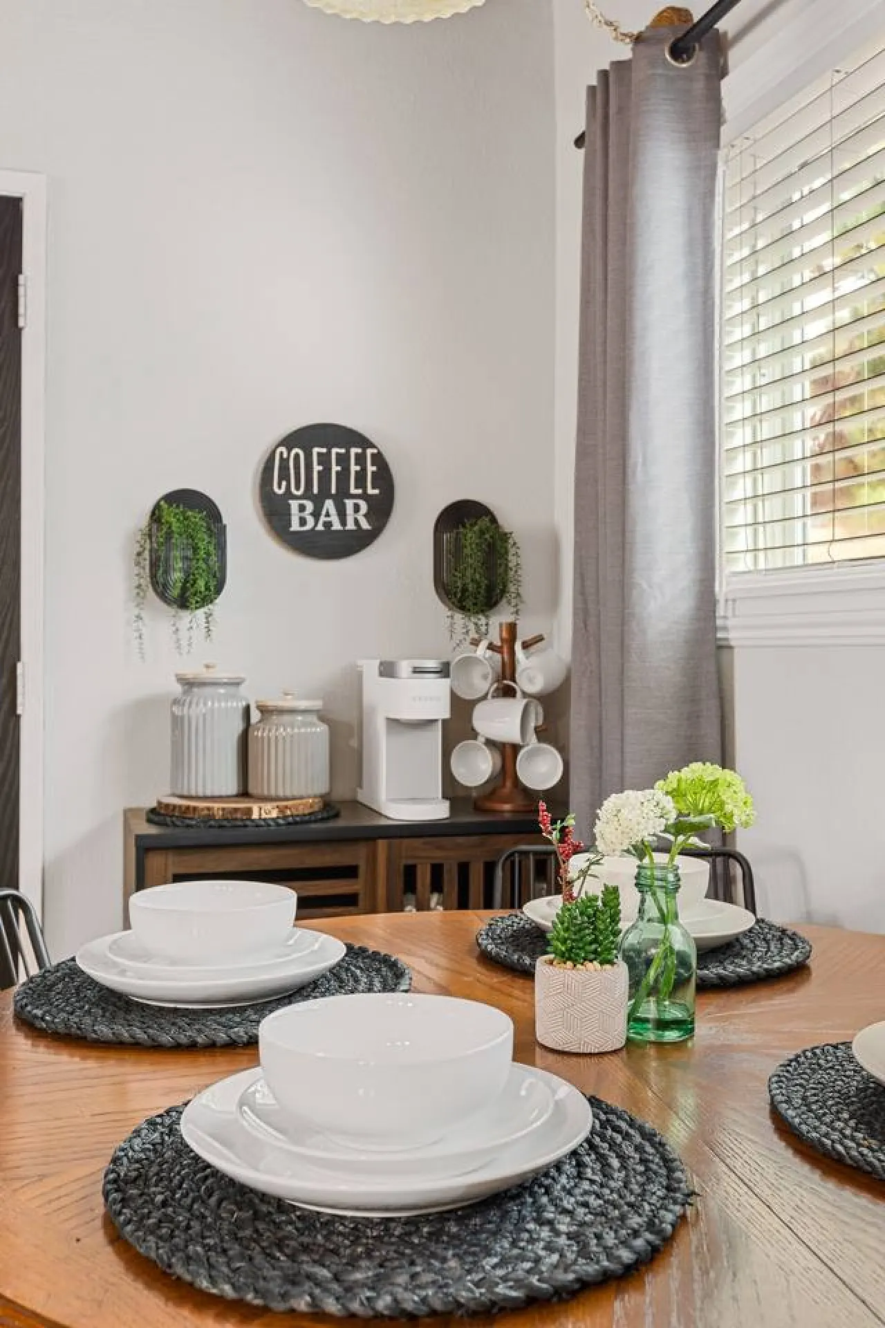 Bruno's Chic Bungalow: Walk 2 Village & Lake 8