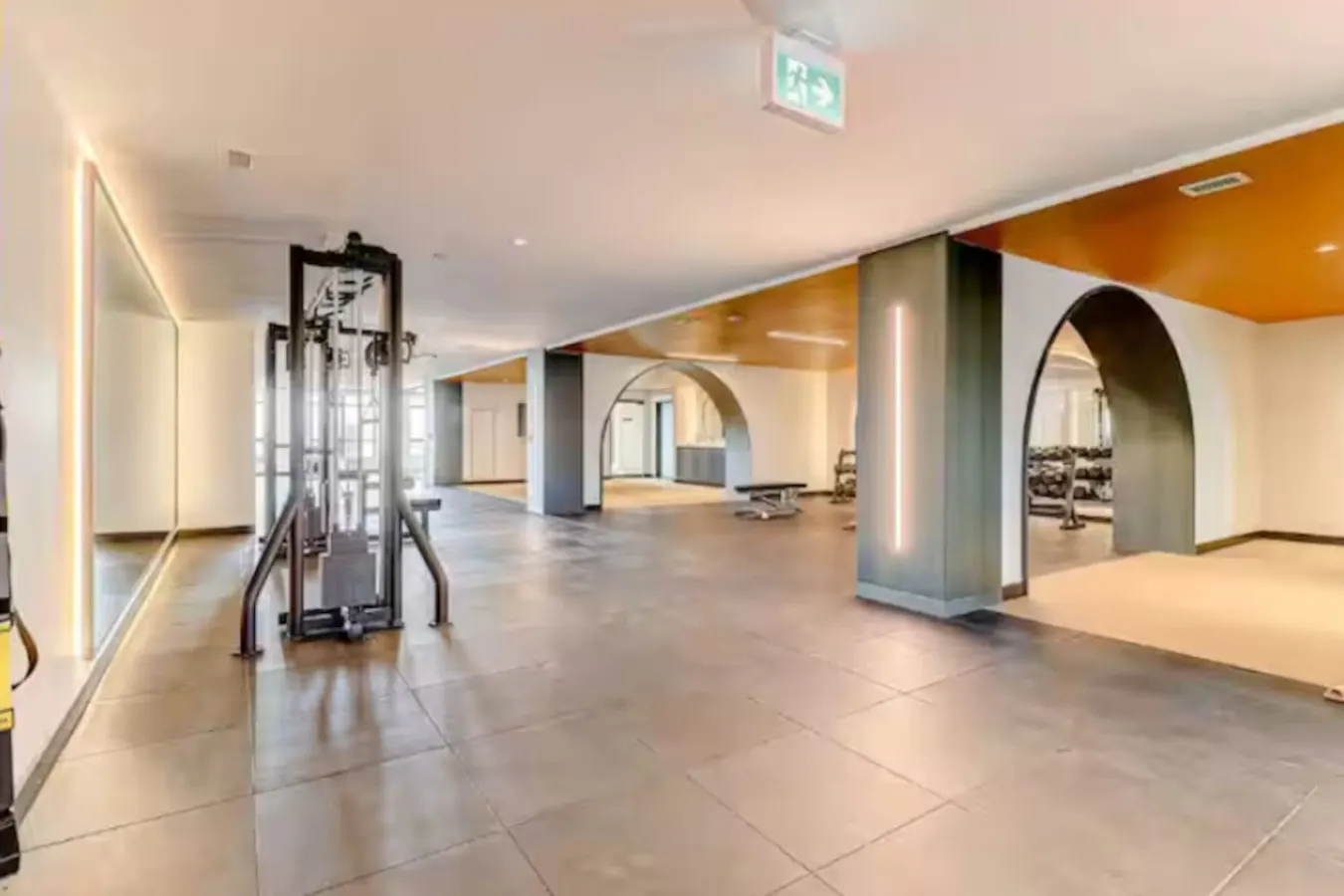 The Luxe King Bed 2B+2B CN Tower Views Gym 9