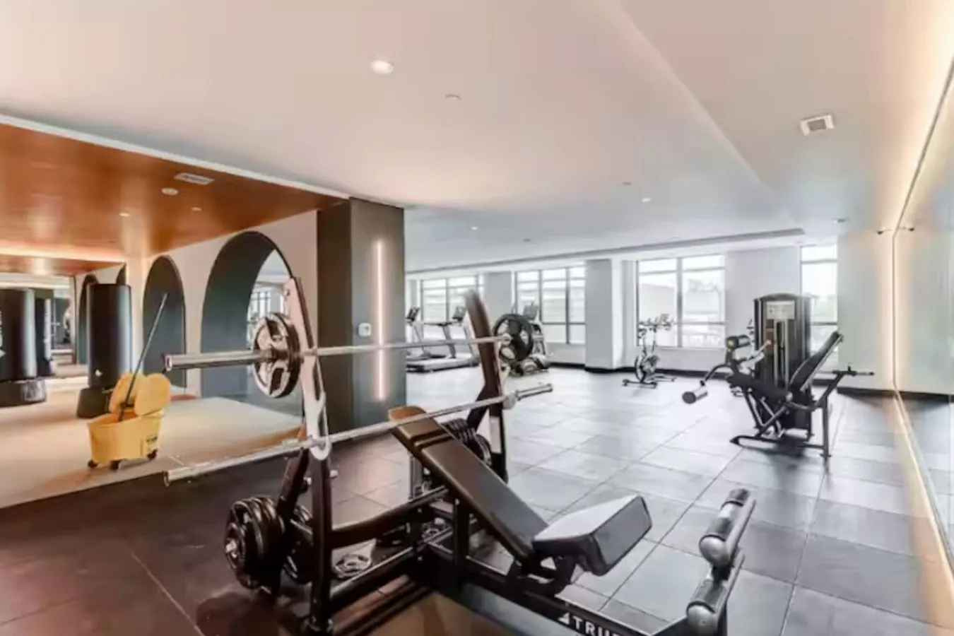 The Luxe King Bed 2B+2B CN Tower Views Gym 6