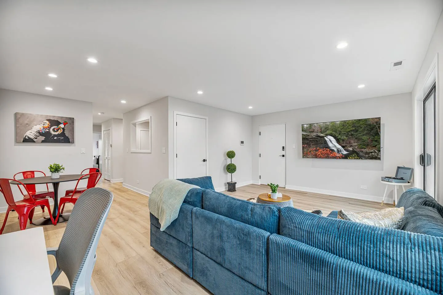 Lux Apartment, 2 bed/2 bath, Parking, Brand NEW 11