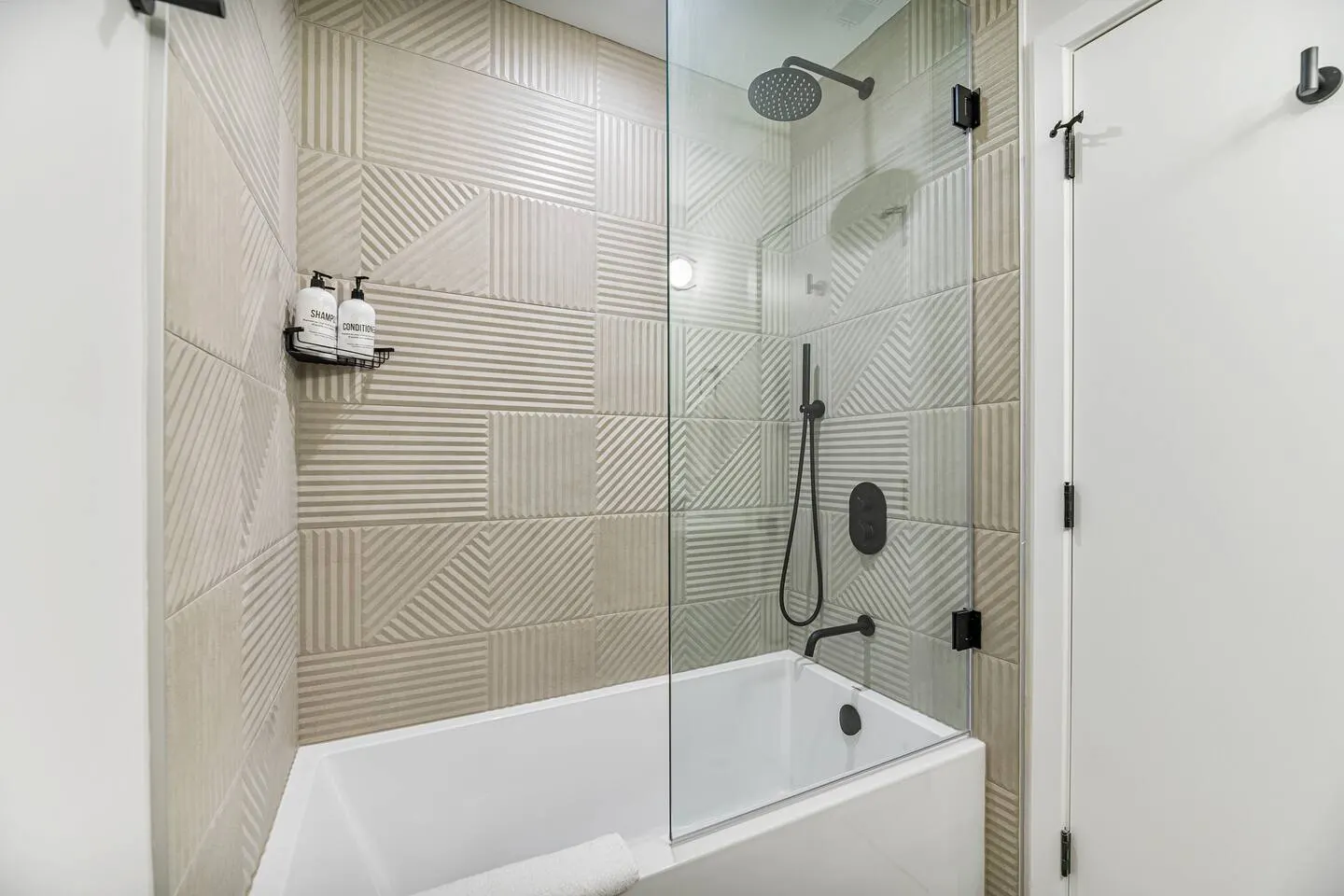 Lux Apartment, 2 bed/2 bath, Parking, Brand NEW 15