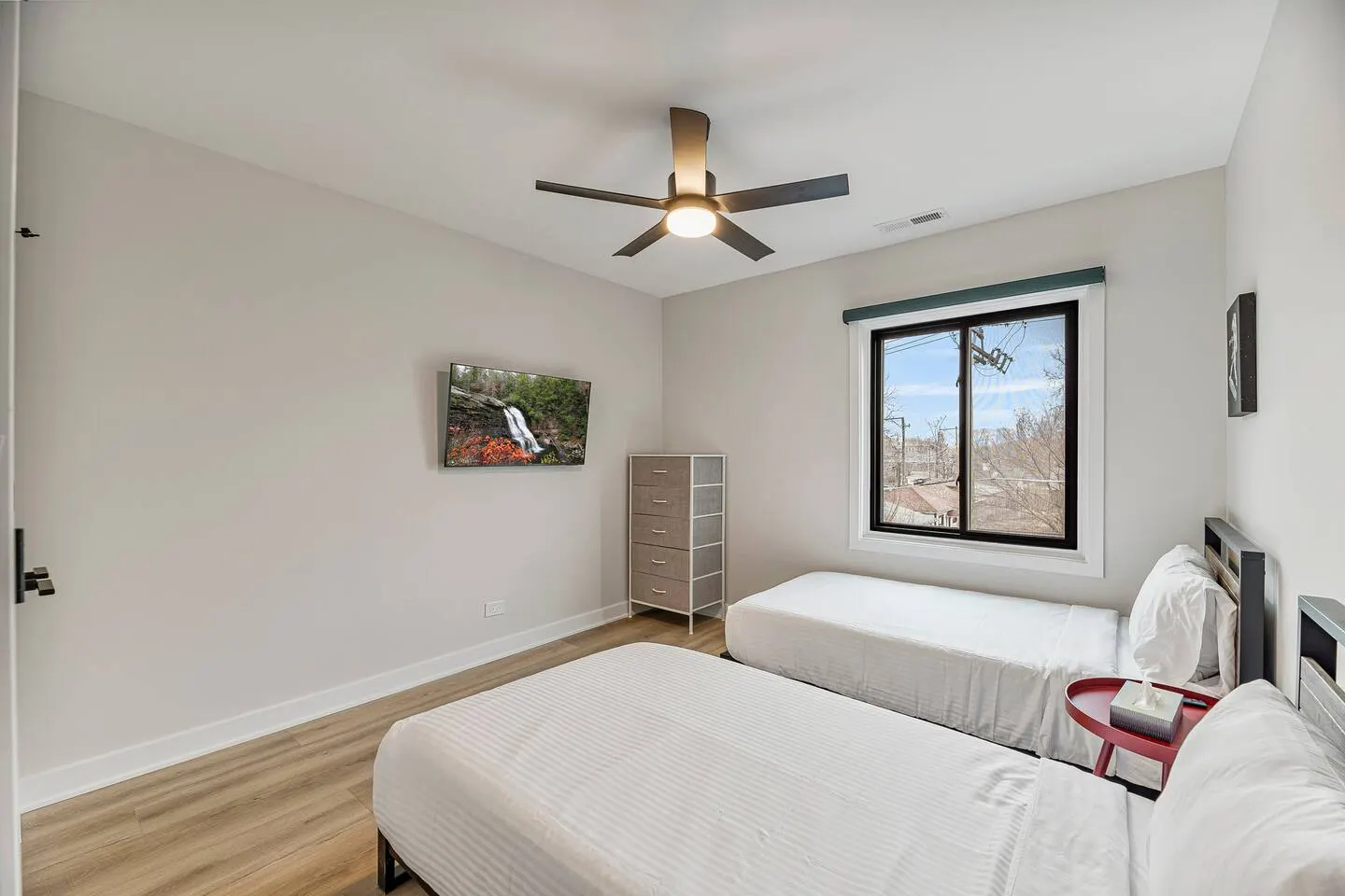 Lux Apartment, 2 bed/2 bath, Parking, Brand NEW 17