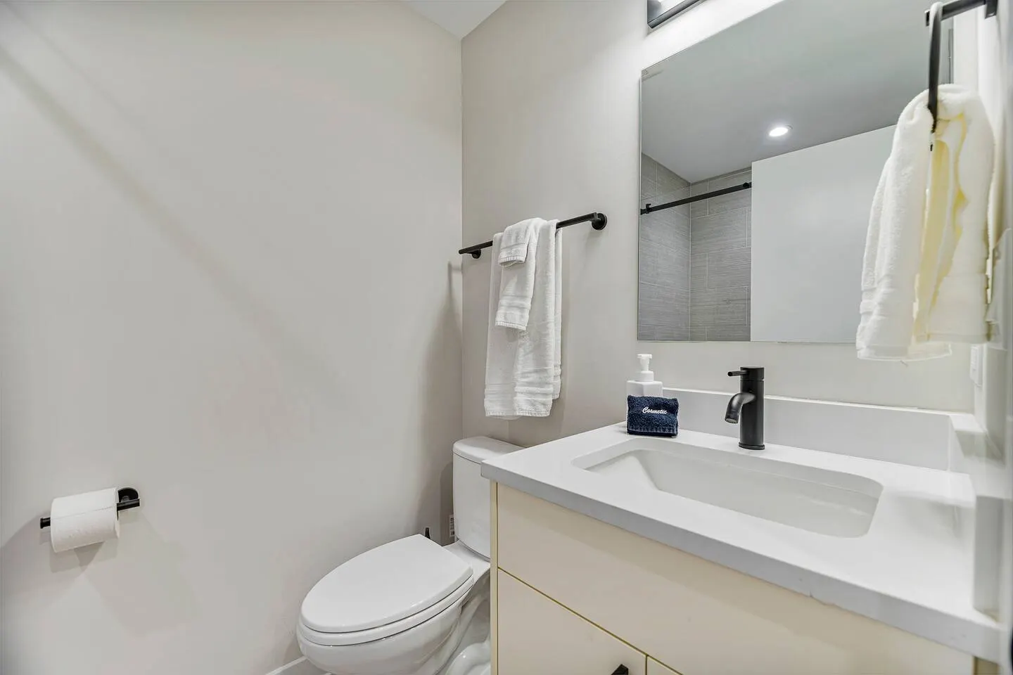 Lux Apartment, 2 bed/2 bath, Parking, Brand NEW 18
