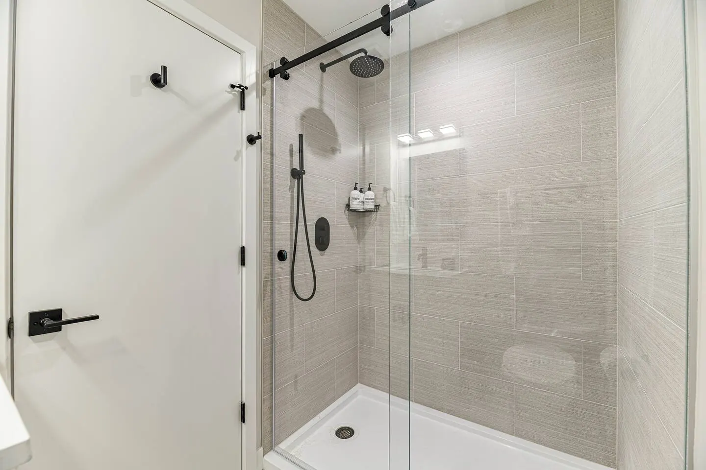 Lux Apartment, 2 bed/2 bath, Parking, Brand NEW 19