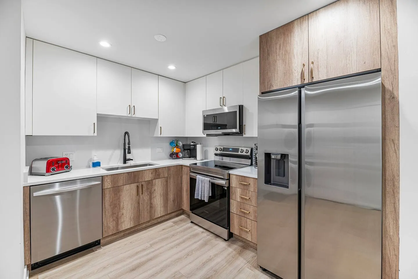 Lux Apartment, 2 bed/2 bath, Parking, Brand NEW 4