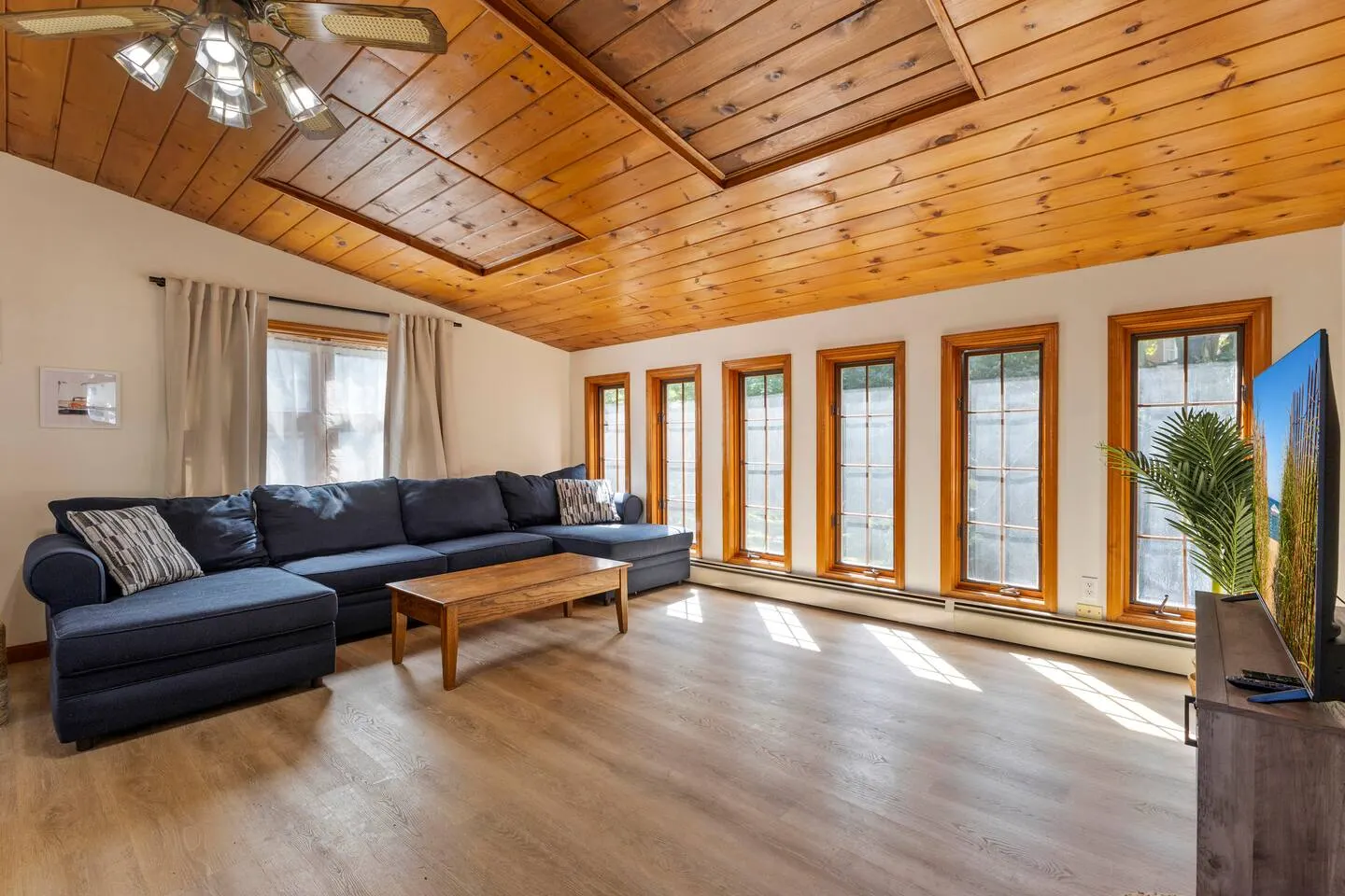Minutes to OOB! FirePit & Deck DogsOK Sleeps10 9