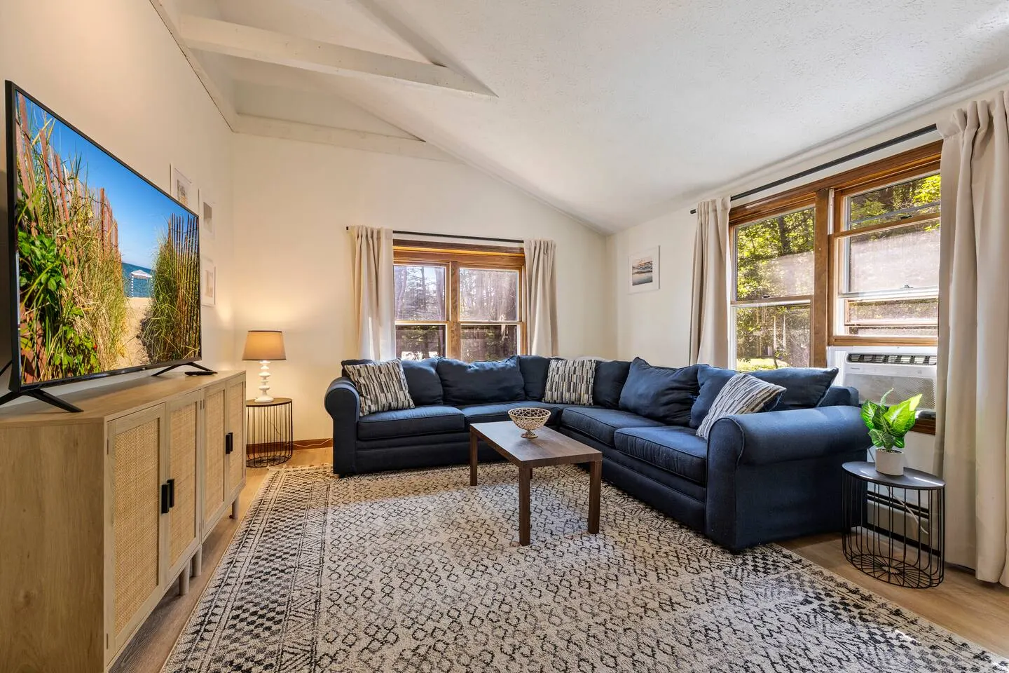 Minutes to OOB! FirePit & Deck | DogsOK | Sleeps10 — photo 3