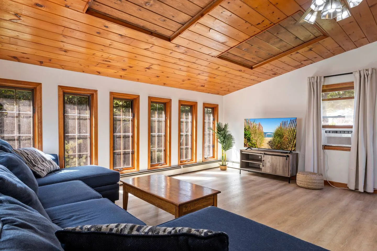 Minutes to OOB! FirePit & Deck DogsOK Sleeps10 6