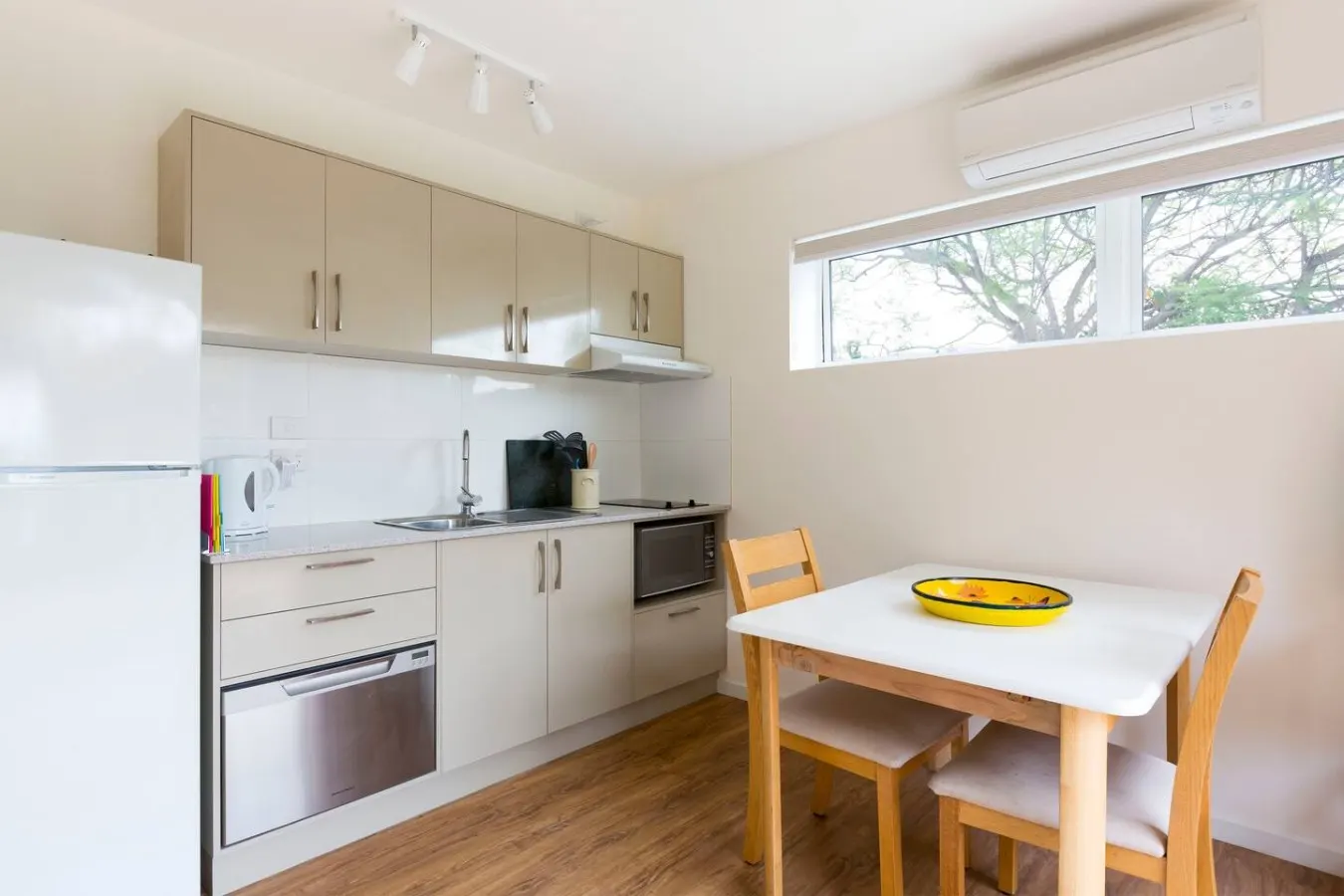 Garden Apartment - beside the sea! 10
