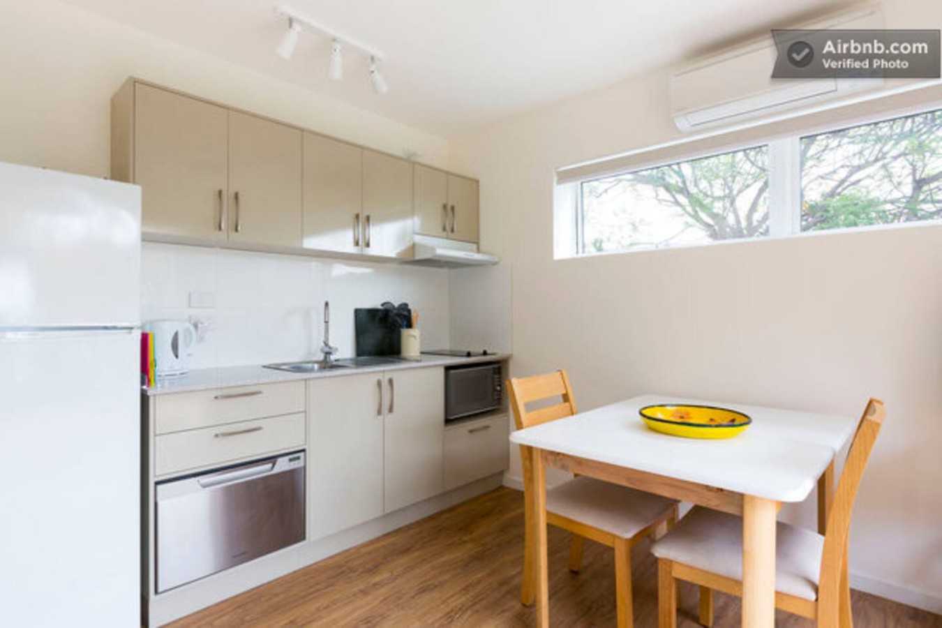 Garden Apartment - beside the sea! 6