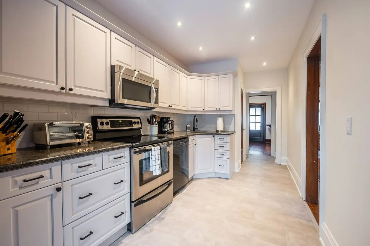 Beautiful 3BR House Trendy Bloor West Village 9