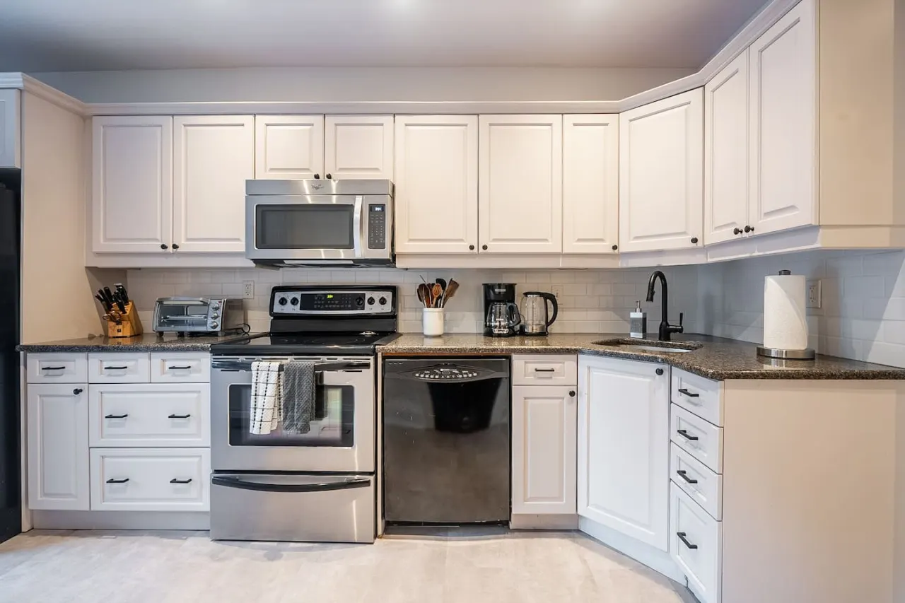 Beautiful 3BR House Trendy Bloor West Village 8