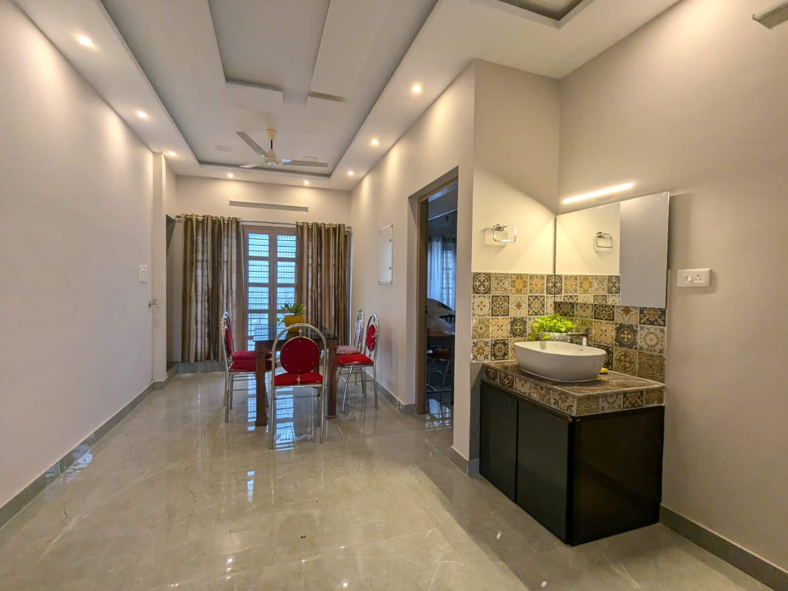Niraamaya Stays. Spacious 3BHK on 2nd floor in TVM 2
