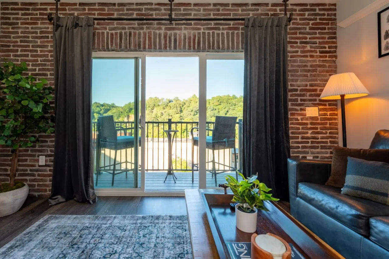 Modern 1BR Flat: Free Parking, AC, Getaway Ready! 1
