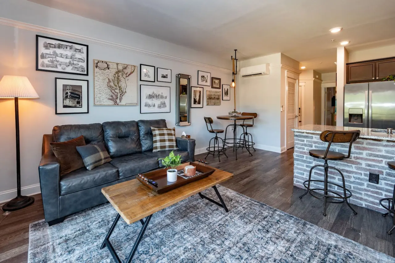 Modern 1BR Flat: Free Parking, AC, Getaway Ready! 2