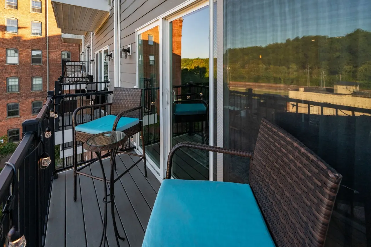 Modern 1BR Flat: Free Parking, AC, Getaway Ready! 9