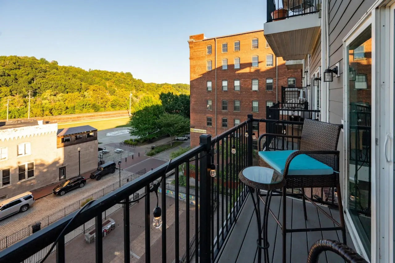 Modern 1BR Flat: Free Parking, AC, Getaway Ready! 11