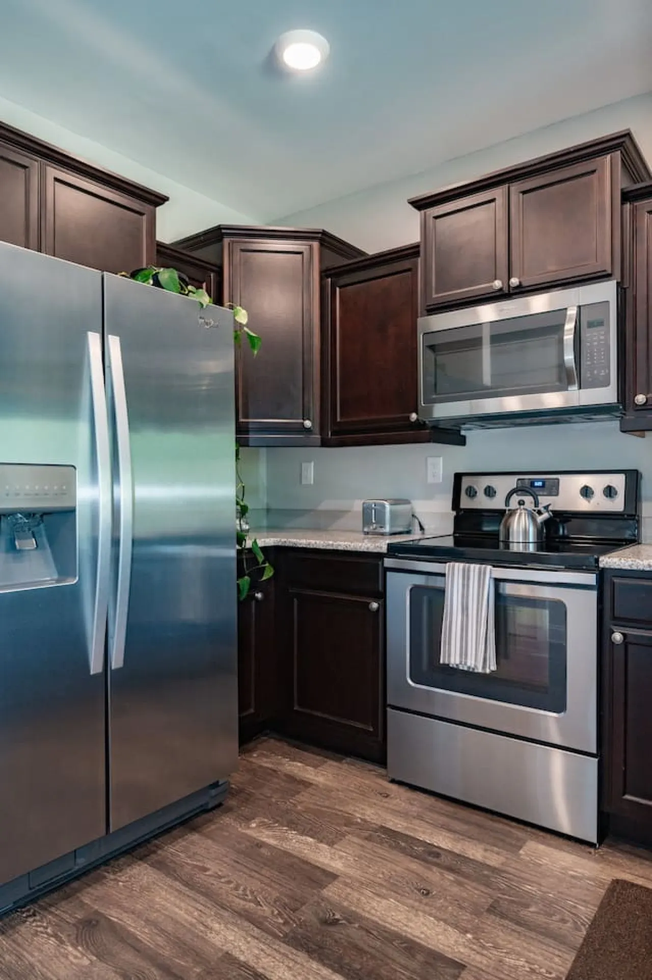 Modern 1BR Flat: Free Parking, AC, Getaway Ready! 13