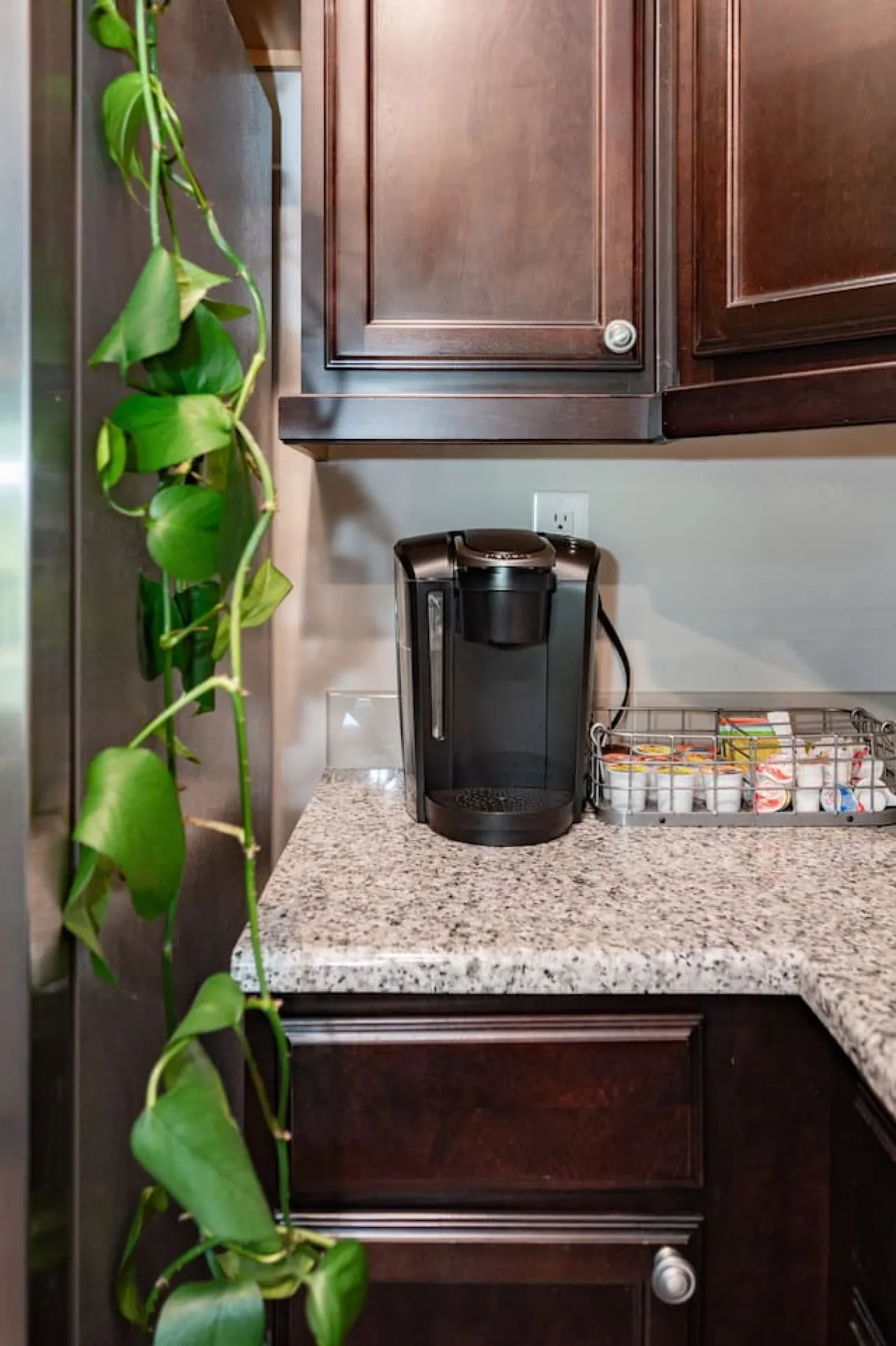 Modern 1BR Flat: Free Parking, AC, Getaway Ready! 14