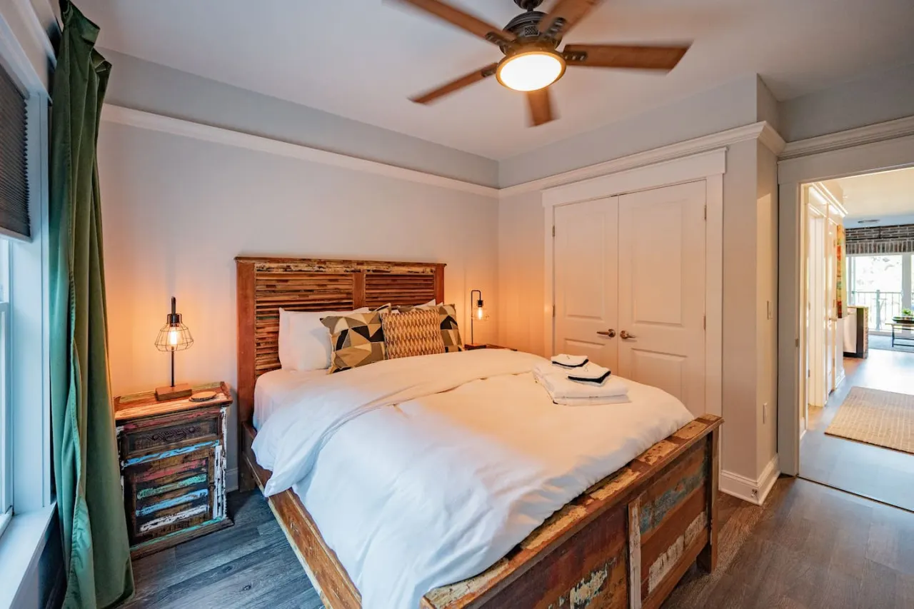 Modern 1BR Flat: Free Parking, AC, Getaway Ready! 15