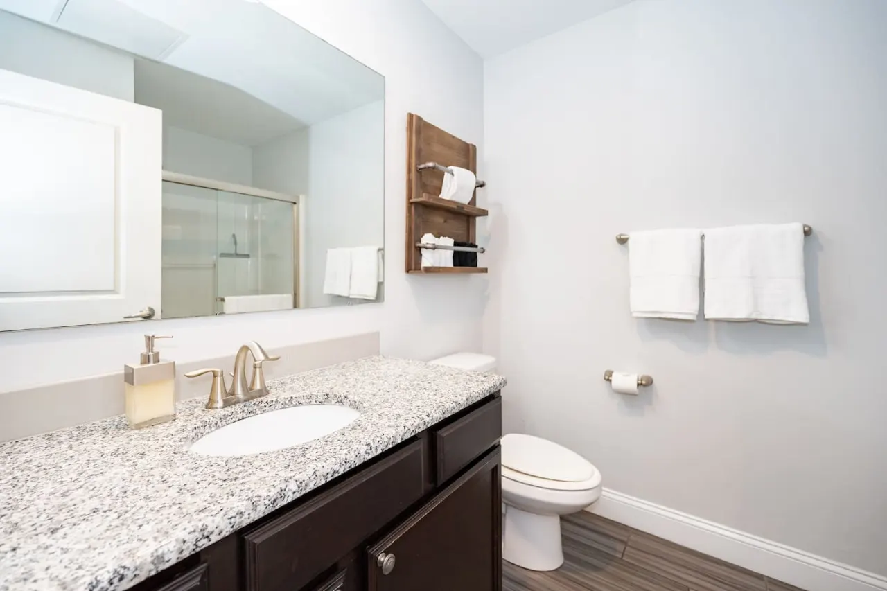 Modern 1BR Flat: Free Parking, AC, Getaway Ready! 18
