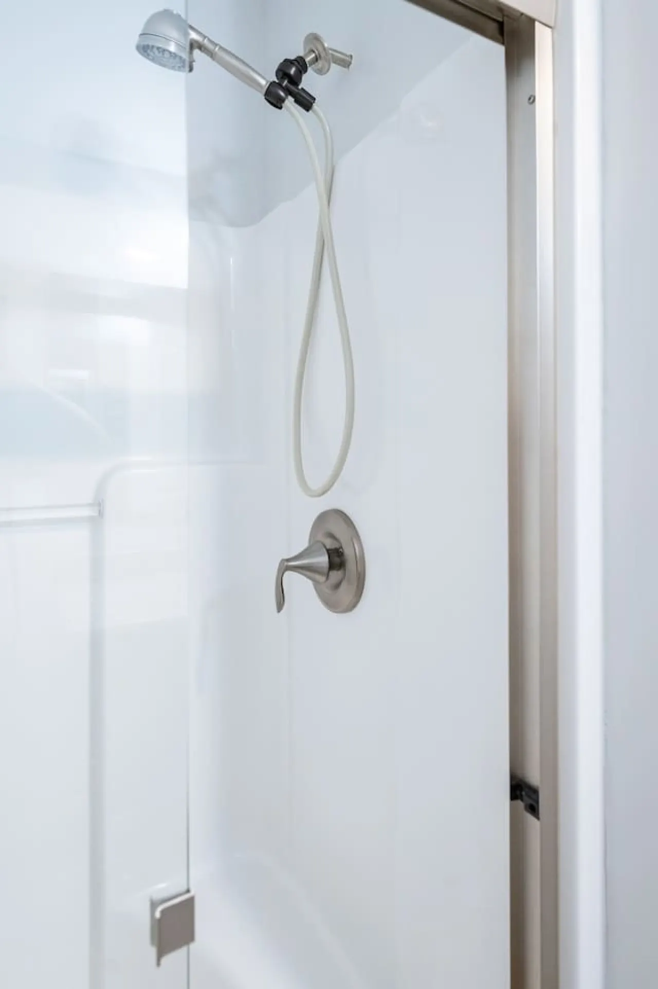 Modern 1BR Flat: Free Parking, AC, Getaway Ready! 19