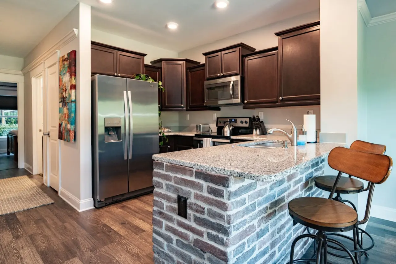 Modern 1BR Flat: Free Parking, AC, Getaway Ready! 5