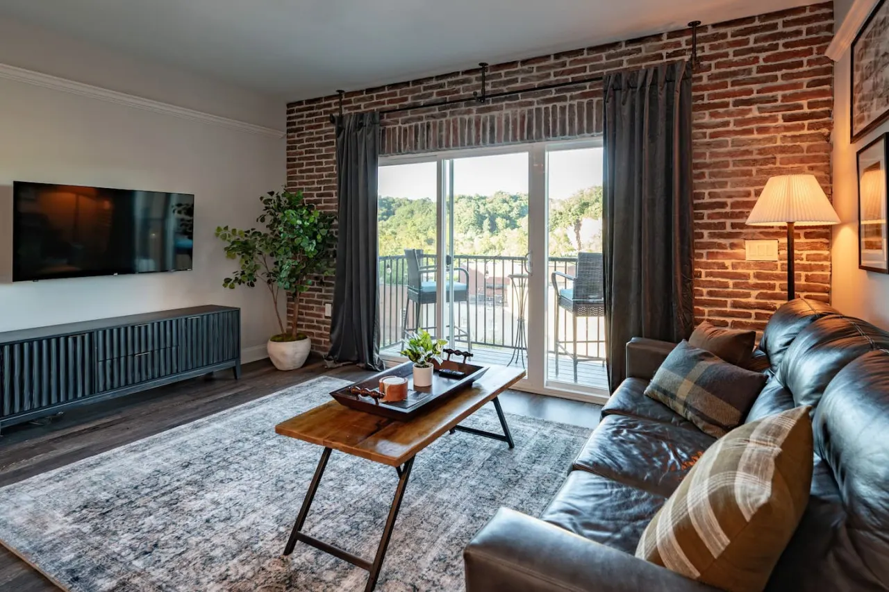 Modern 1BR Flat: Free Parking, AC, Getaway Ready! 6