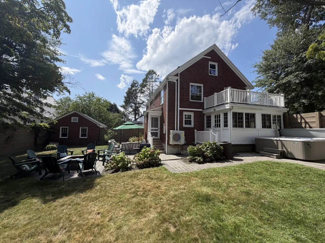 Cozy Colonial Home: Hot tub, Game Roomm, Home Theatre, Karaoke