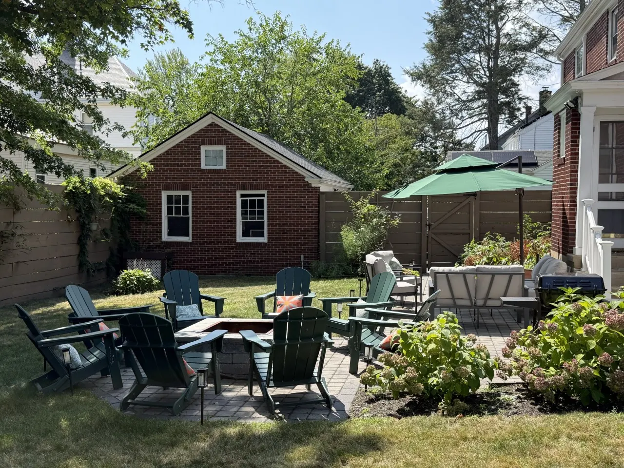 Cozy Colonial Home: Hot tub, Game Roomm, Home Theatre, Karaoke — photo 2