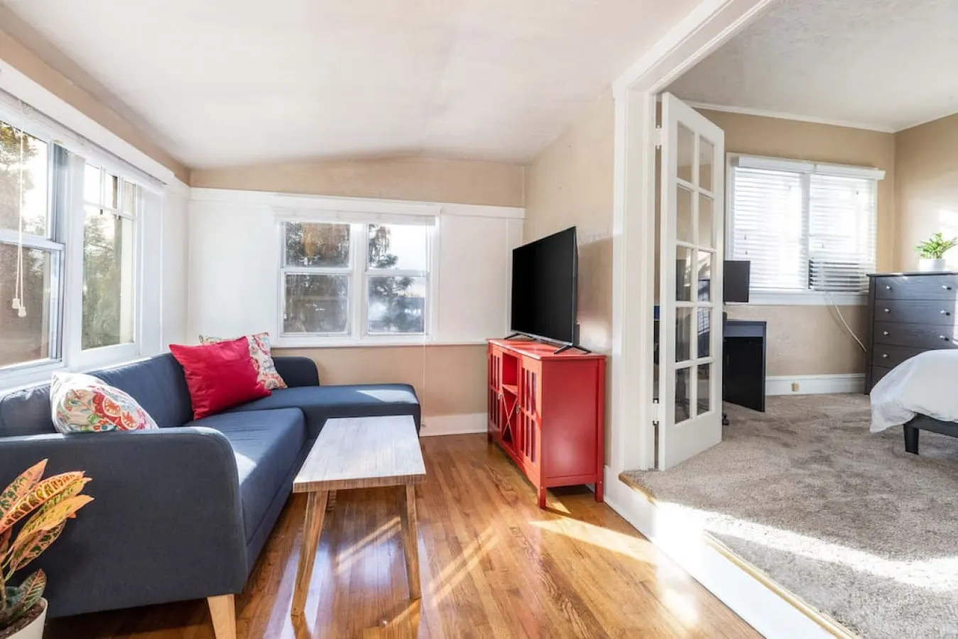 The Red Cabin-Charming Historic Avenue's Apartment — photo 2