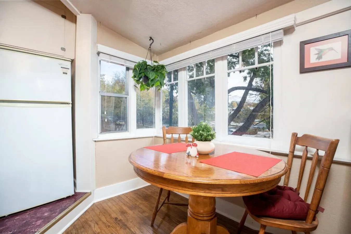 The Red Cabin-Charming Historic Avenue's Apartment 9
