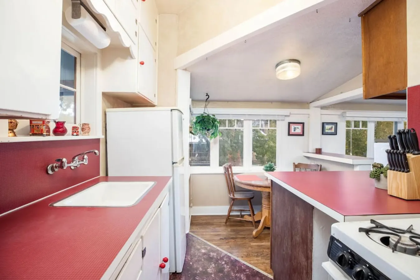 The Red Cabin-Charming Historic Avenue's Apartment 13