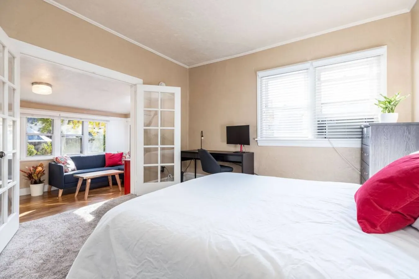 The Red Cabin-Charming Historic Avenue's Apartment — photo 4