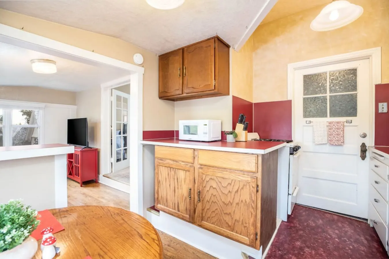 The Red Cabin-Charming Historic Avenue's Apartment 7