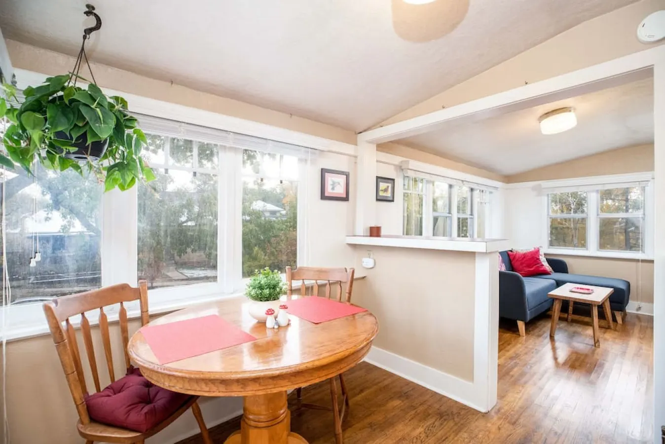 The Red Cabin-Charming Historic Avenue's Apartment 8