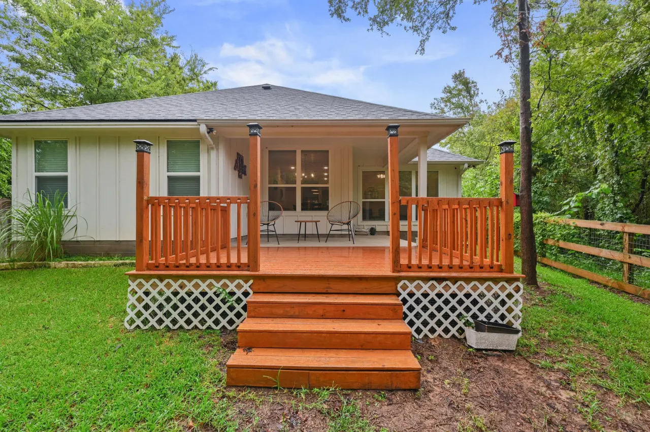Creekside Cottage / Deck & Yard 17