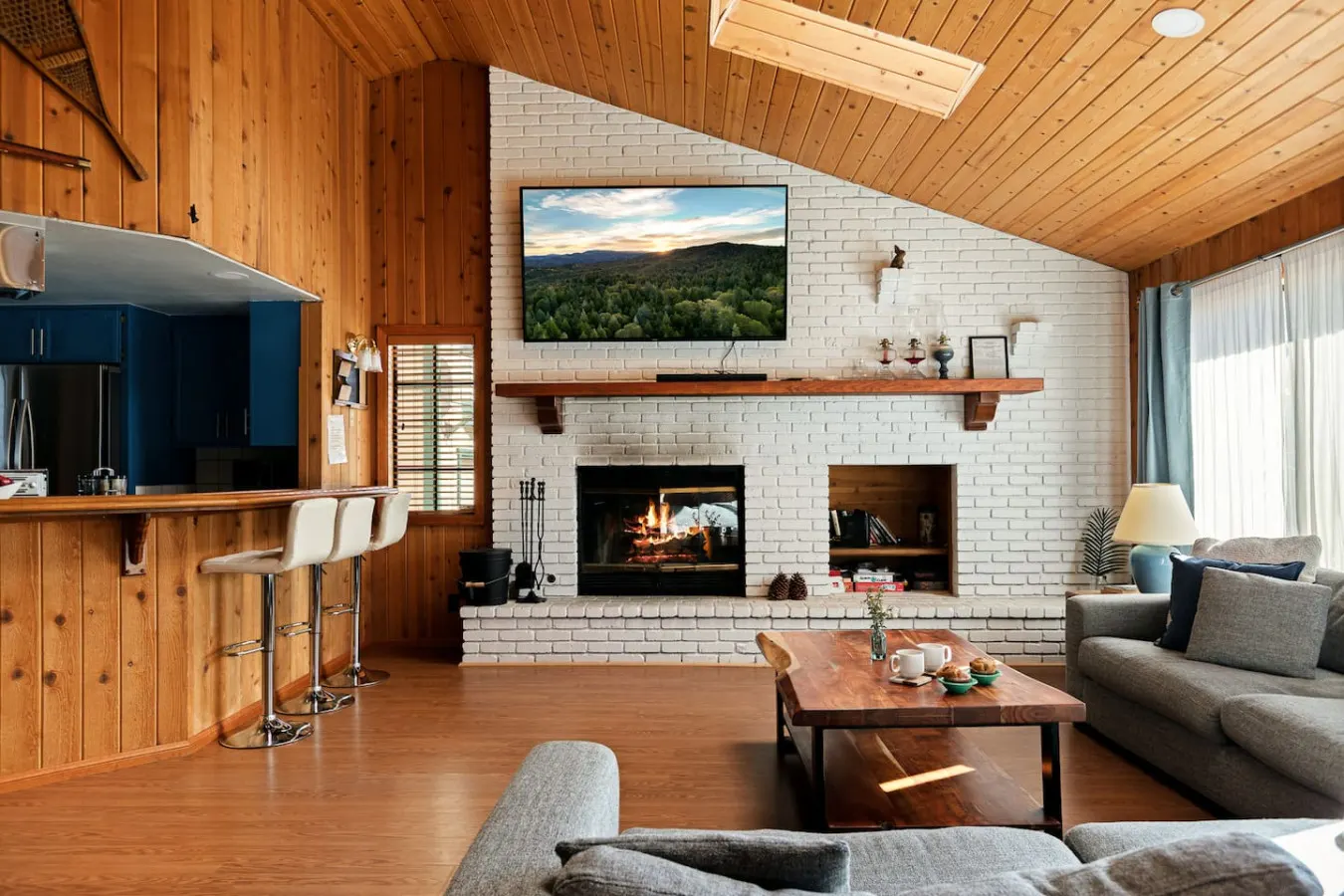 Solstice Shores Chalet, Hot Tub and Lake Views — photo 2