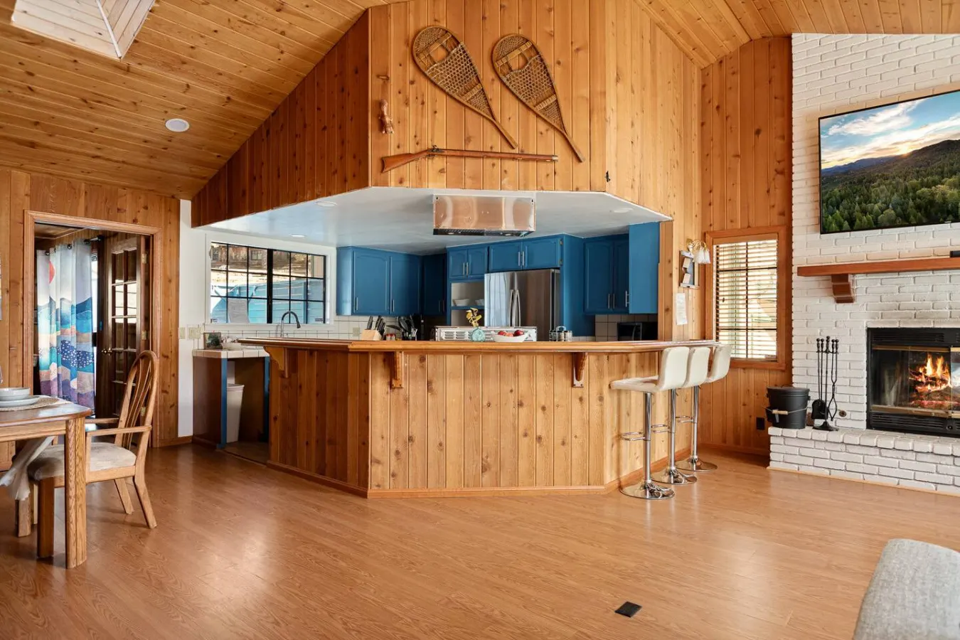 Solstice Shores Chalet, Hot Tub and Lake Views 10