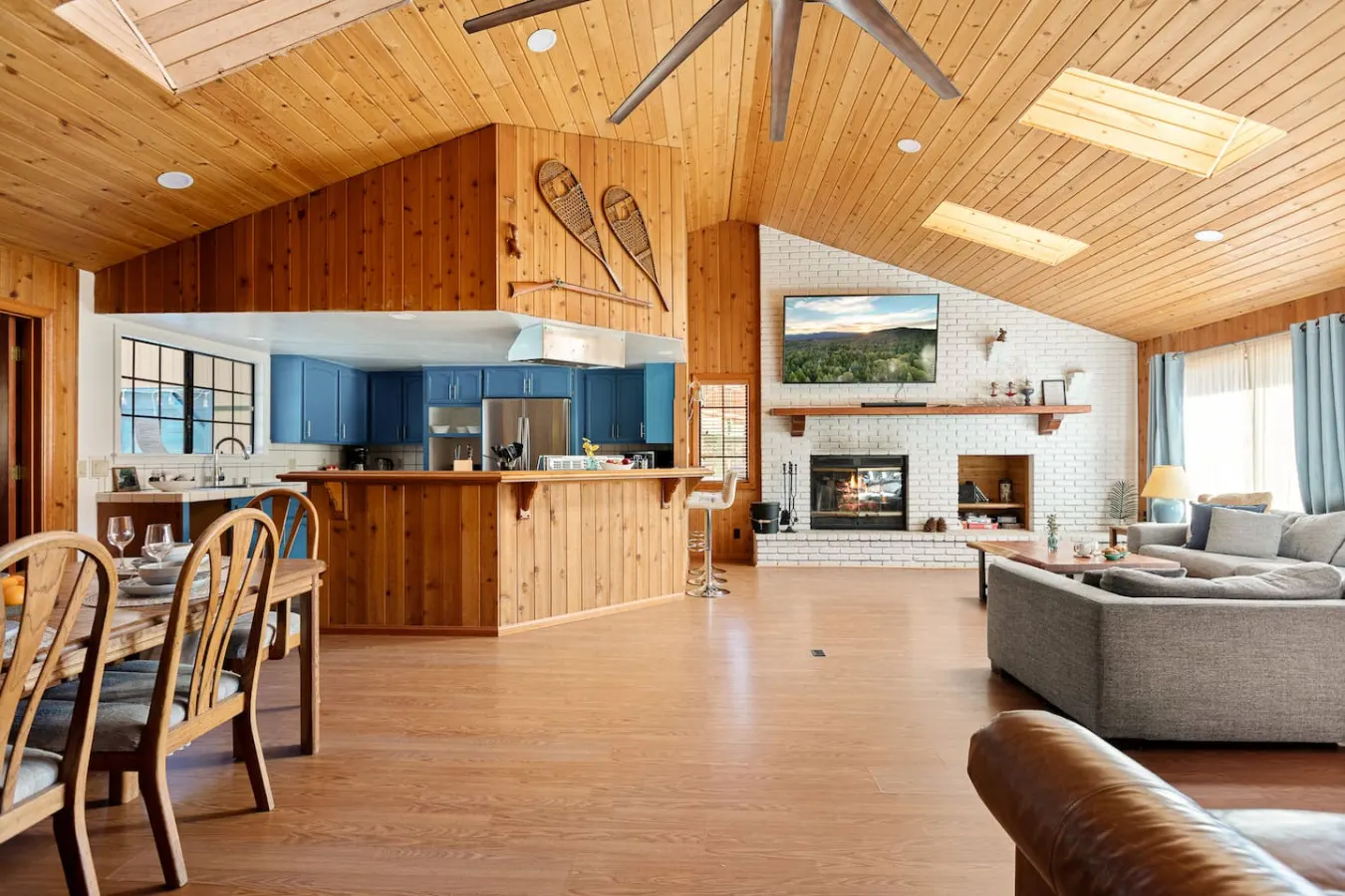 Solstice Shores Chalet, Hot Tub and Lake Views 11