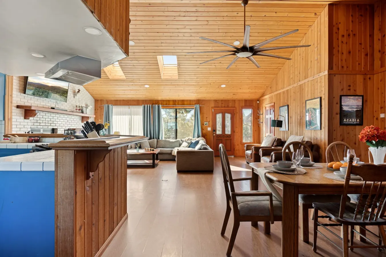 Solstice Shores Chalet, Hot Tub and Lake Views 13