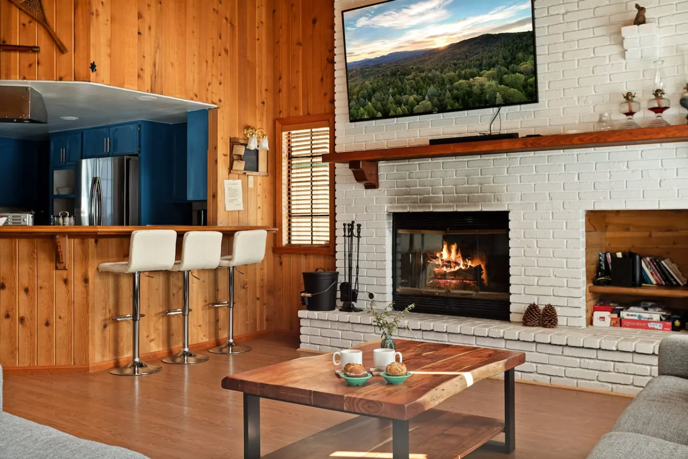 Solstice Shores Chalet, Hot Tub and Lake Views 15