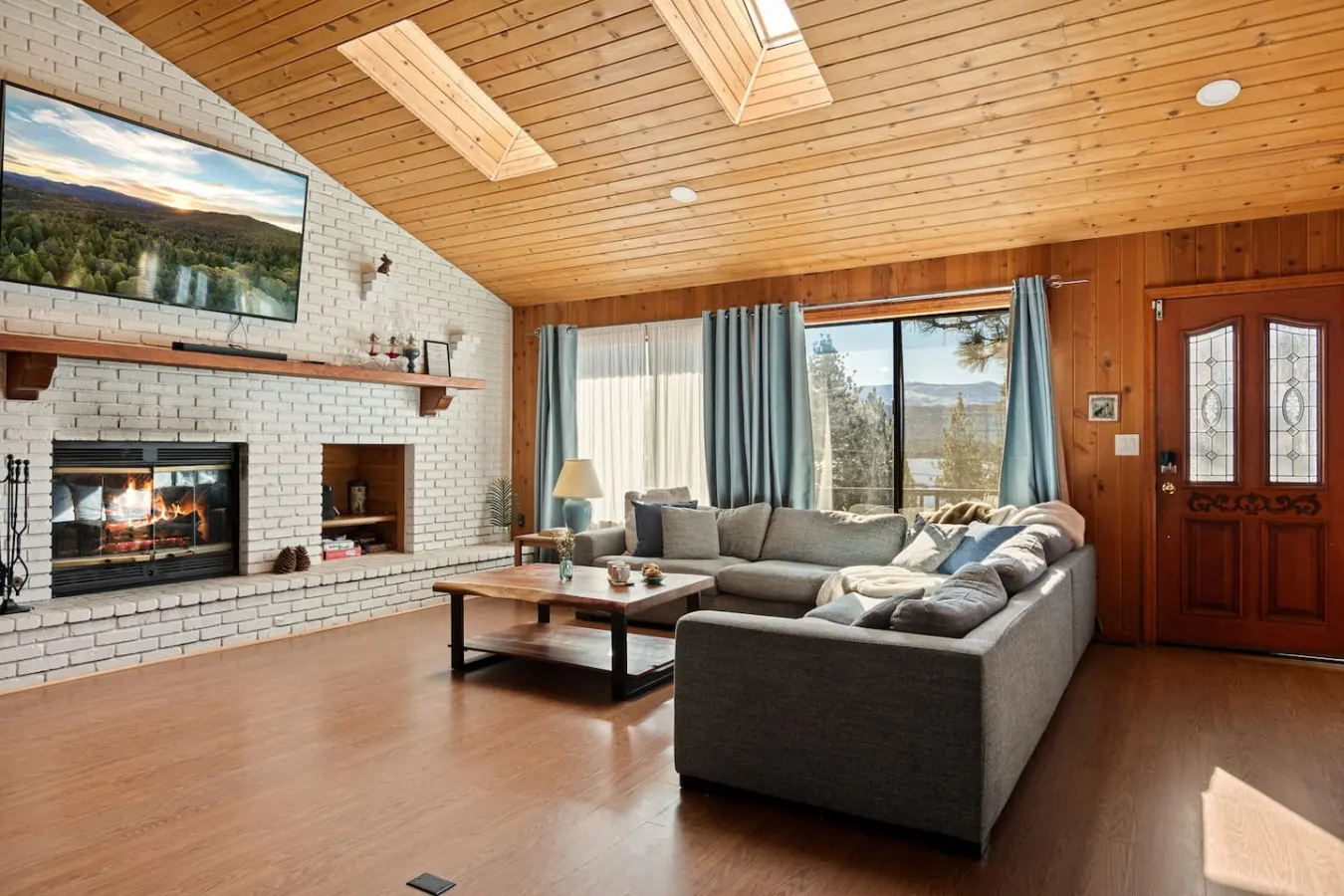 Solstice Shores Chalet, Hot Tub and Lake Views 16
