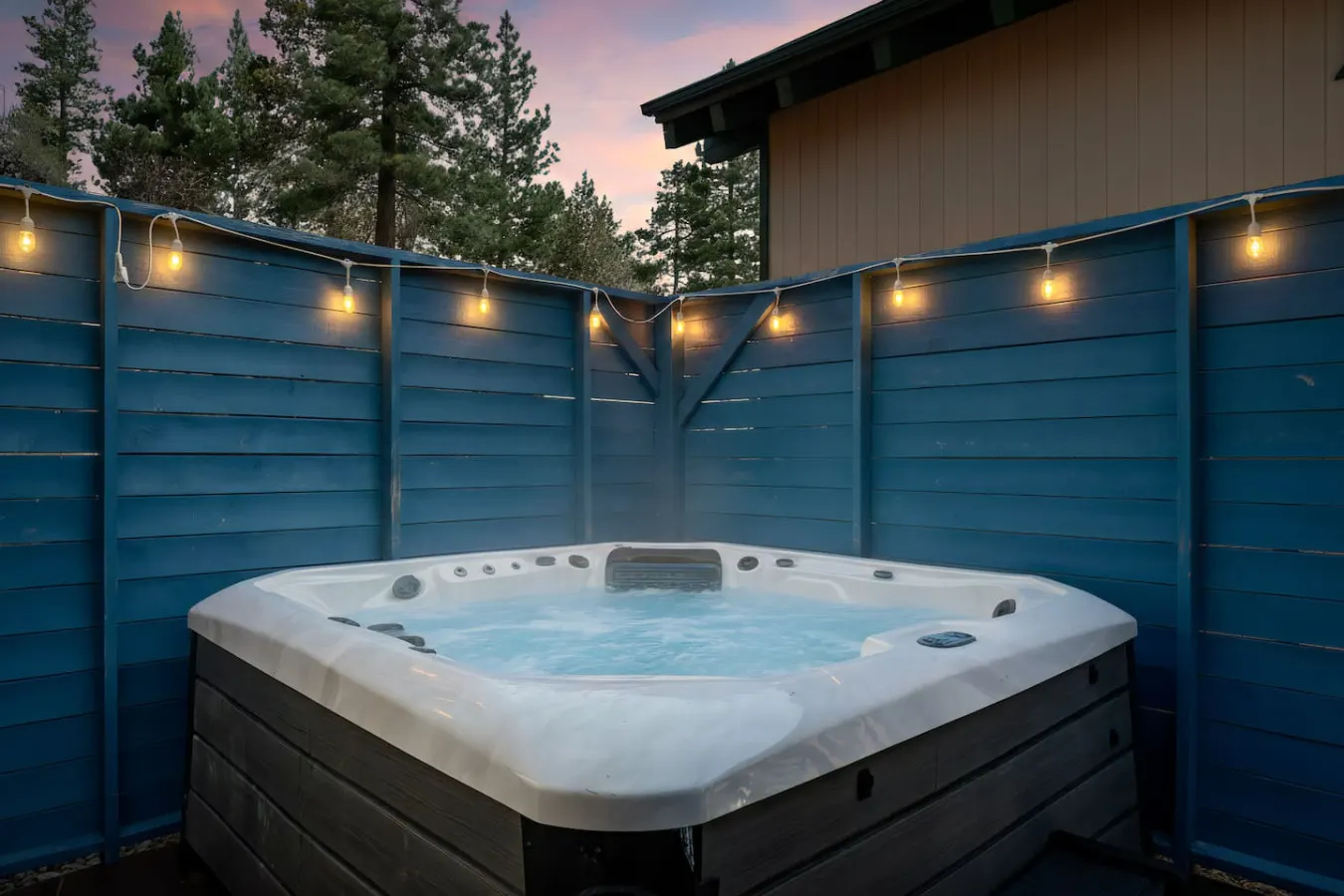 Solstice Shores Chalet, Hot Tub and Lake Views — photo 3