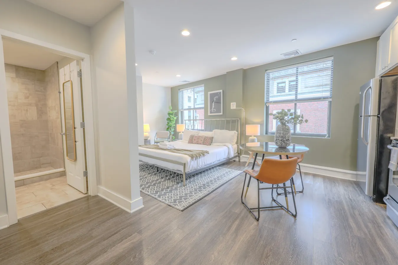 Sleek FIDI Studio Close to Public Transit! 1