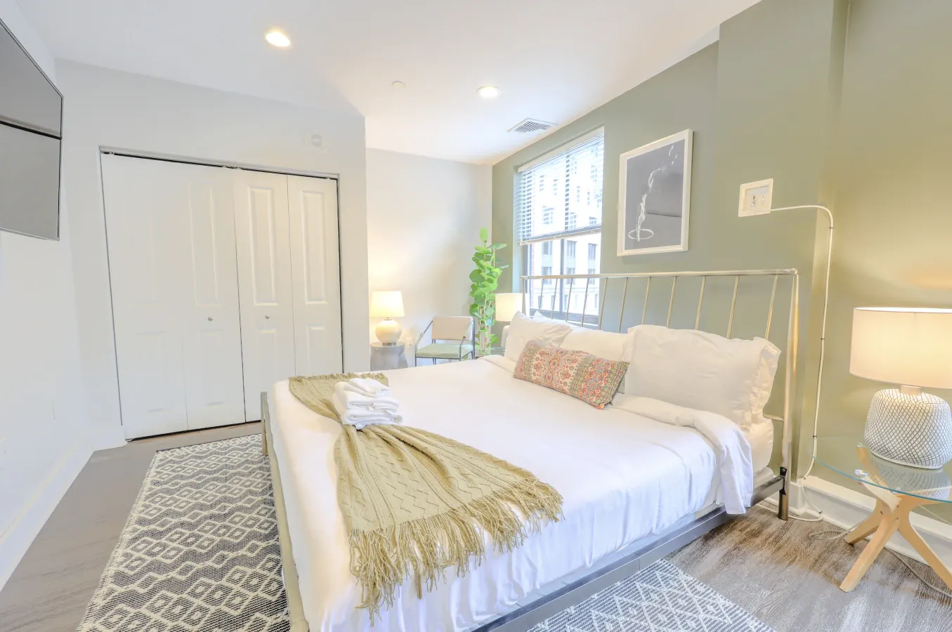 Sleek FIDI Studio Close to Public Transit! 2