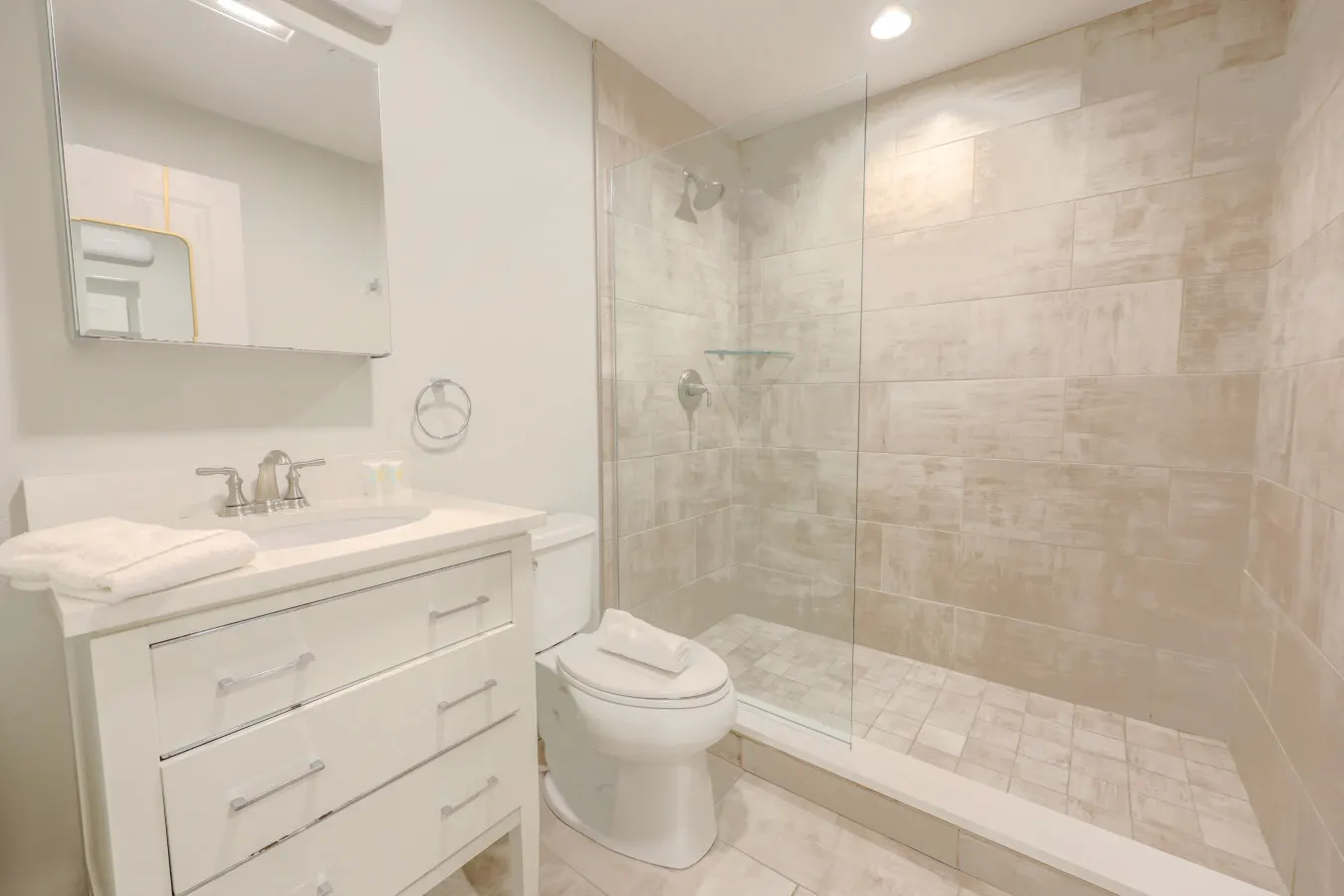 Sleek FIDI Studio Close to Public Transit! 9