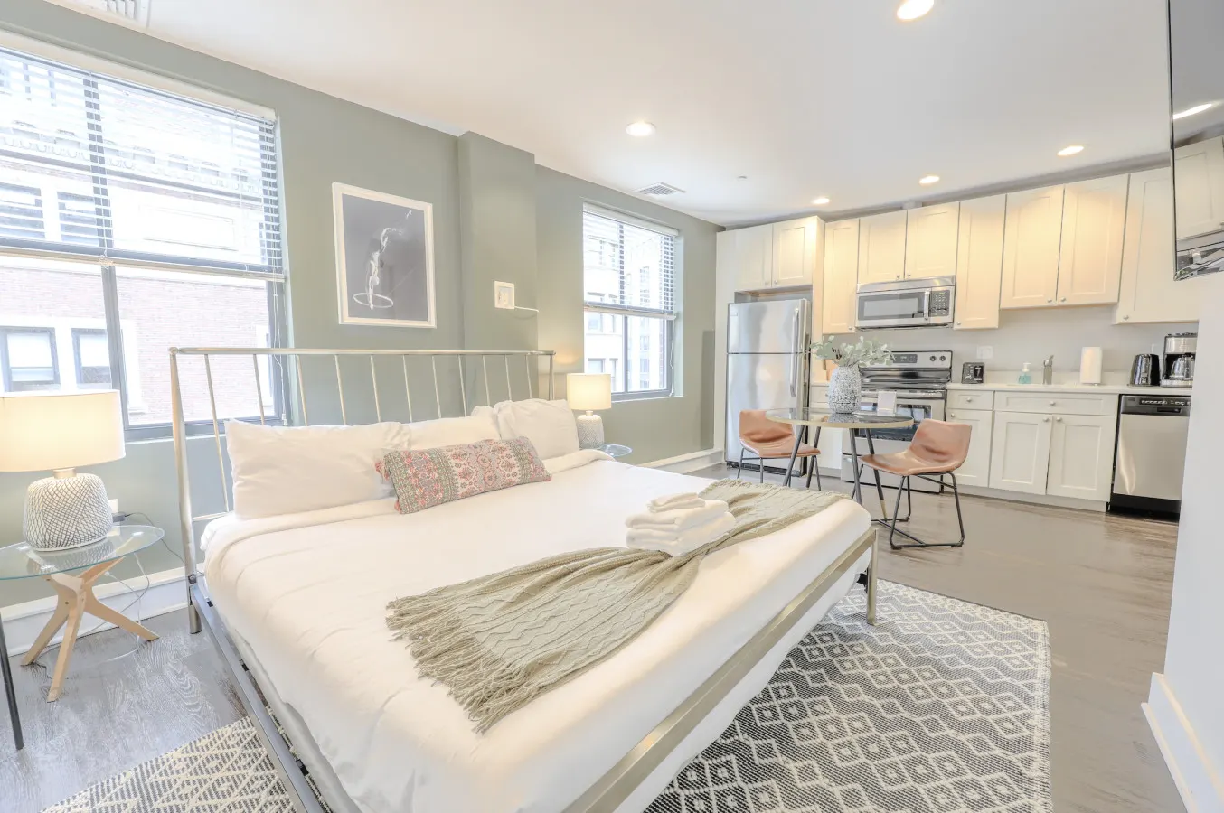 Sleek FIDI Studio Close to Public Transit! 3