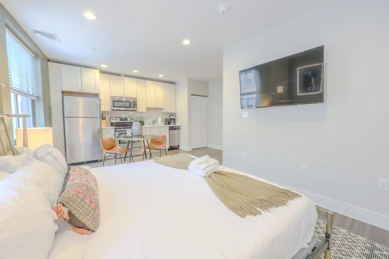Sleek FIDI Studio Close to Public Transit! 4